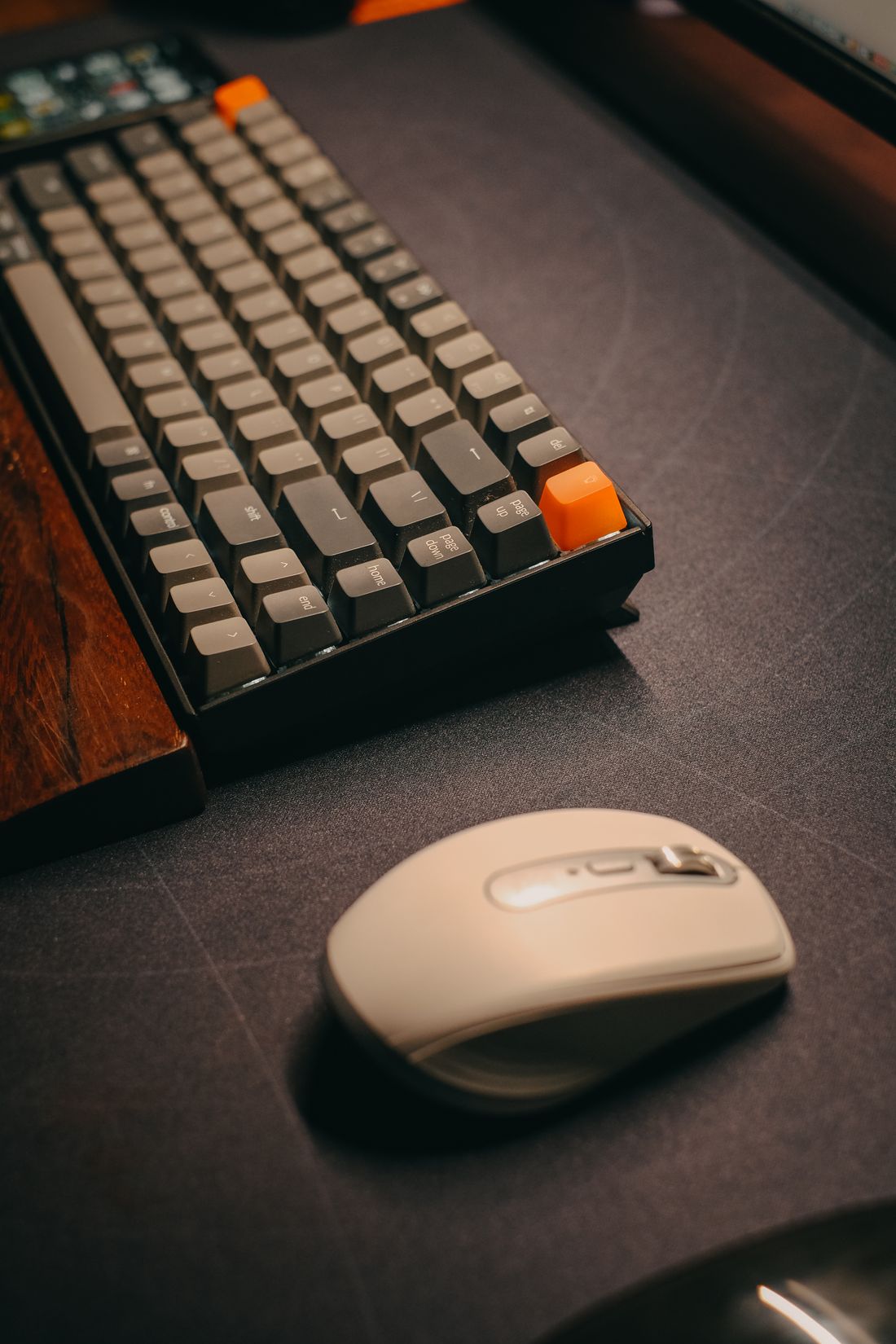 Teclado mecánico y mouse en un espacio de trabajo