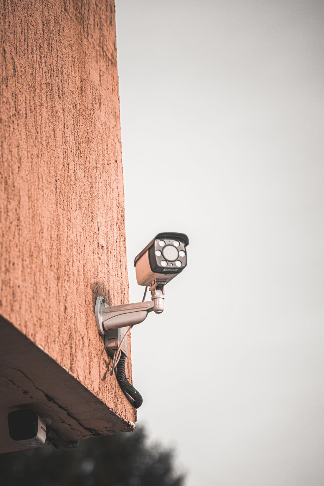Cámara de seguridad CCTV instalada en la fachada de un edificio