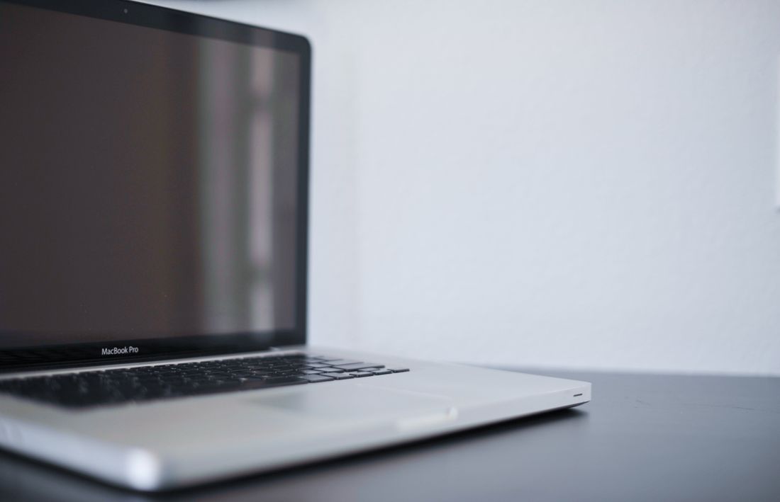 Laptop de aluminio sobre un escritorio