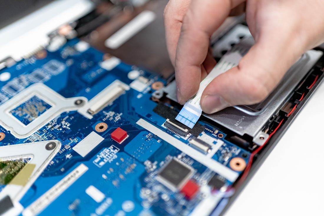 Detalle de la reparación de una laptop y sus conexiones internas
